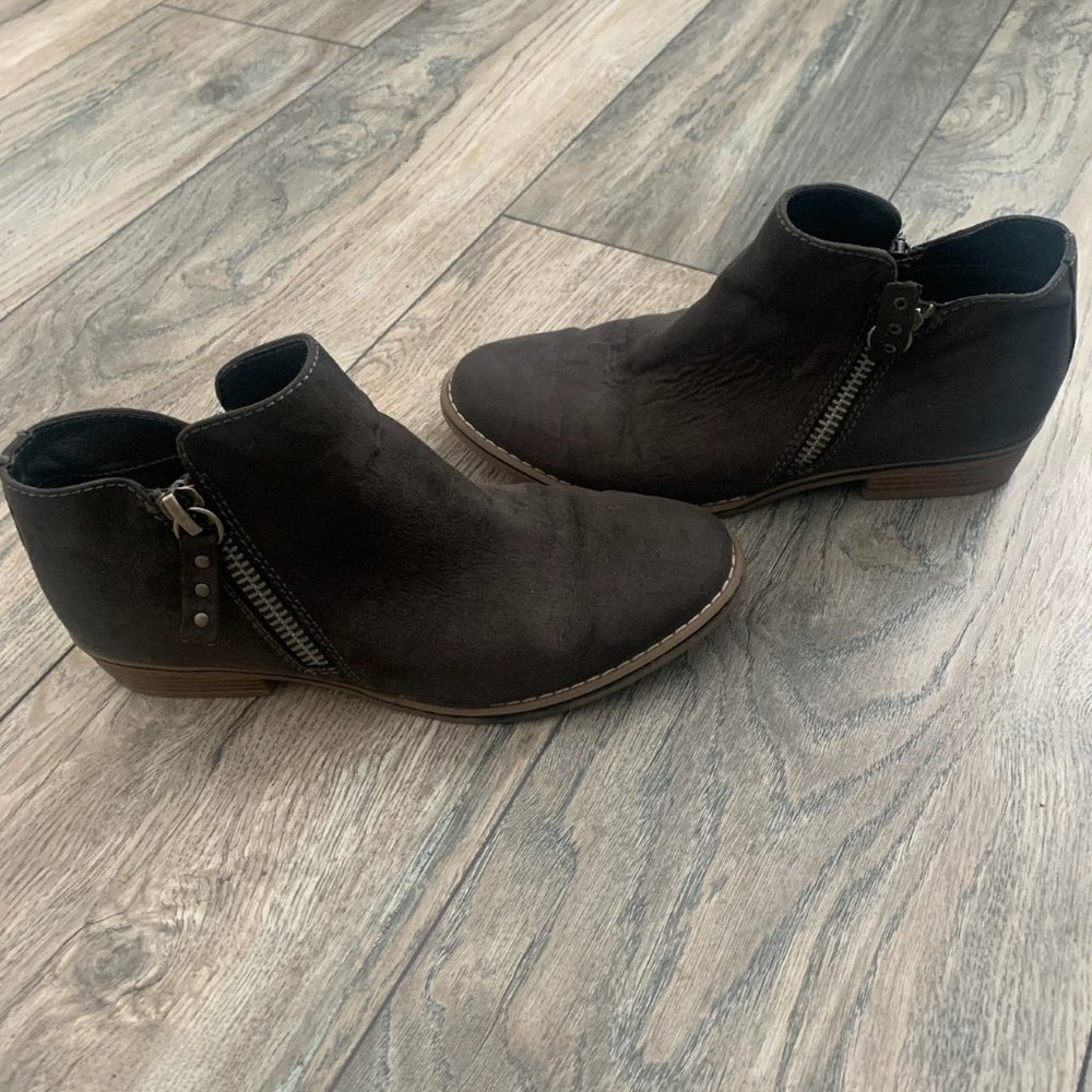 SOPHIE 17 GRAY NIKKI ZIPPER BOOTS SIZE 5